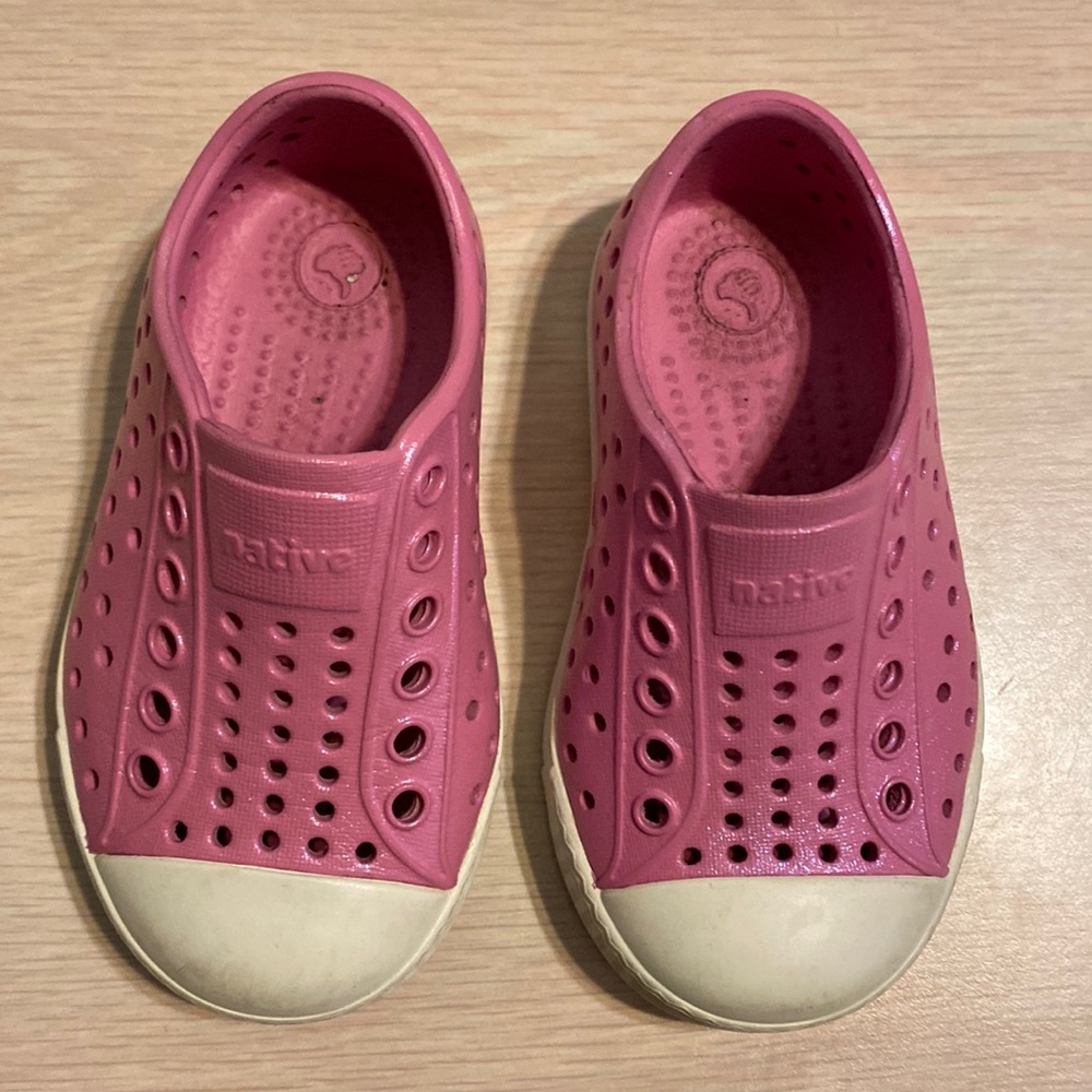 Pink natives little girl C5 in great condition